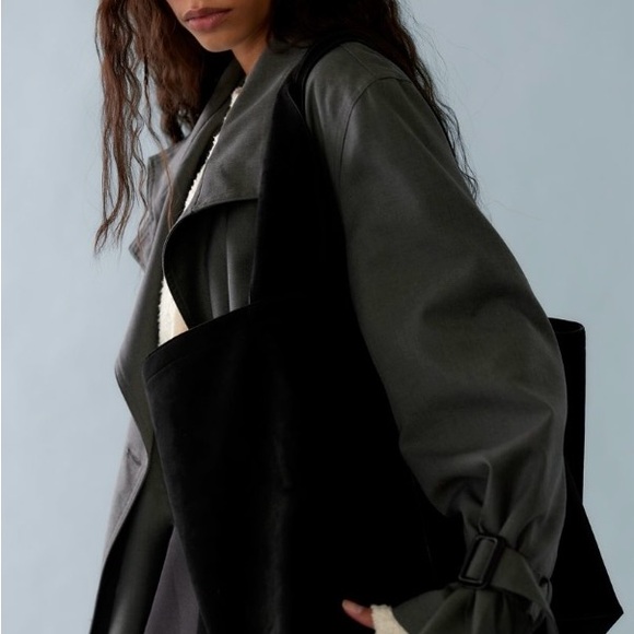 *NWT* ~ Free People  ~  Blair Reversible Vegan Suede Tote Bag ~ BLACK ~ *NWT* - Picture 3 of 14